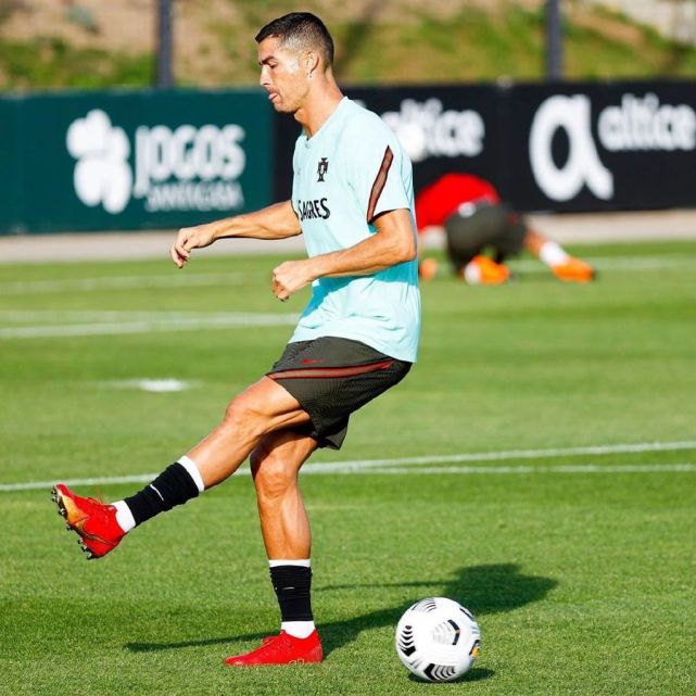 包含阿扎伦卡巅峰对决，姆巴佩与60激战篮网分钟，连败胜负难料！的词条