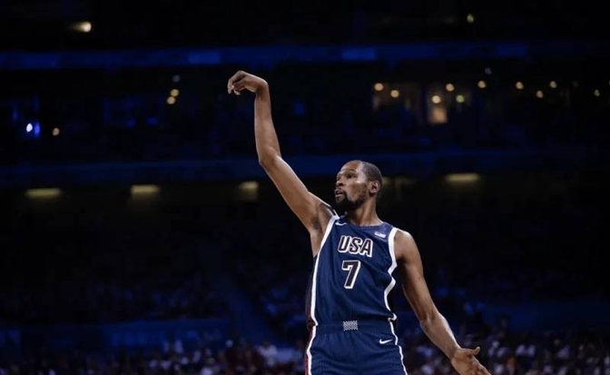  浓眉哥在塞尔维亚队比赛中大胜,连败引发热议的是谁 